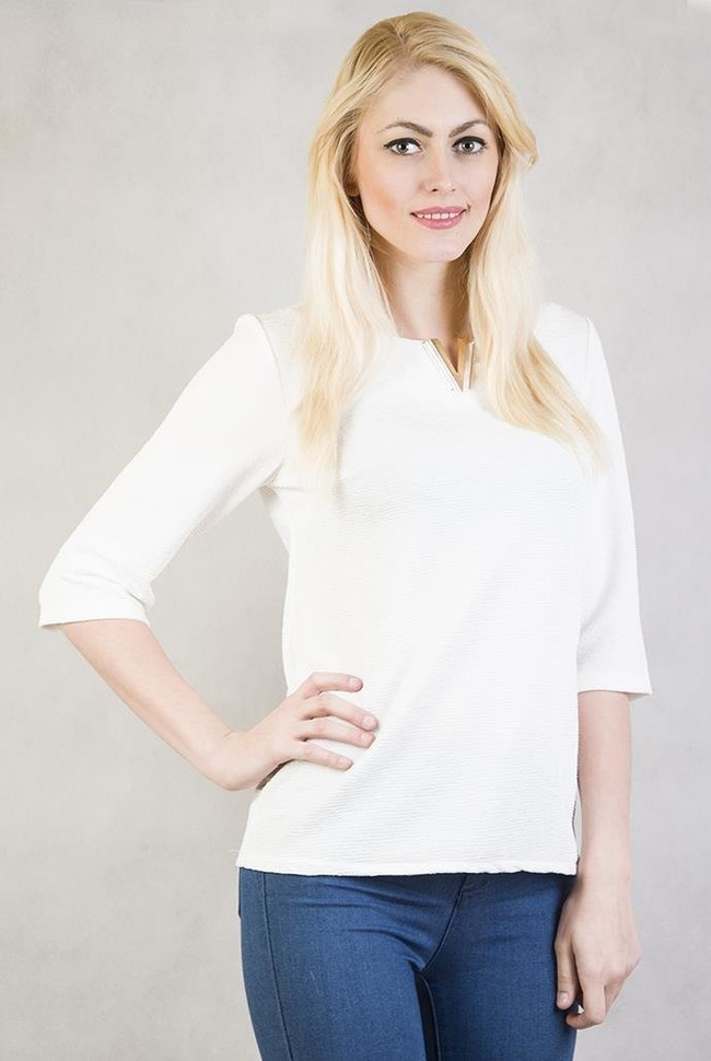Biała bluzka z literką "V"