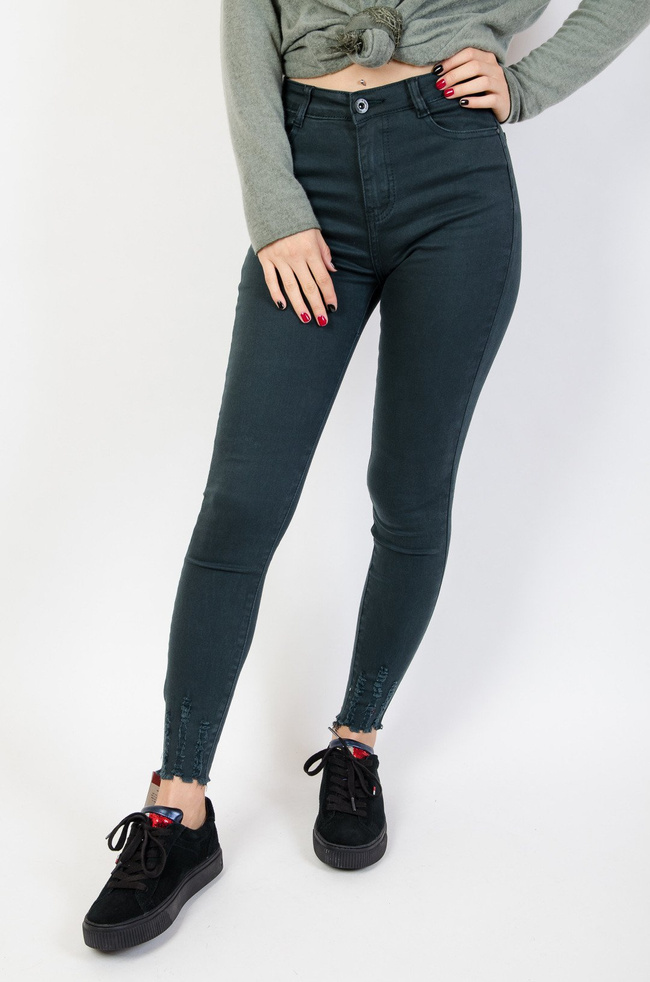 Zielone spodnie z szarpaniem na nogawce