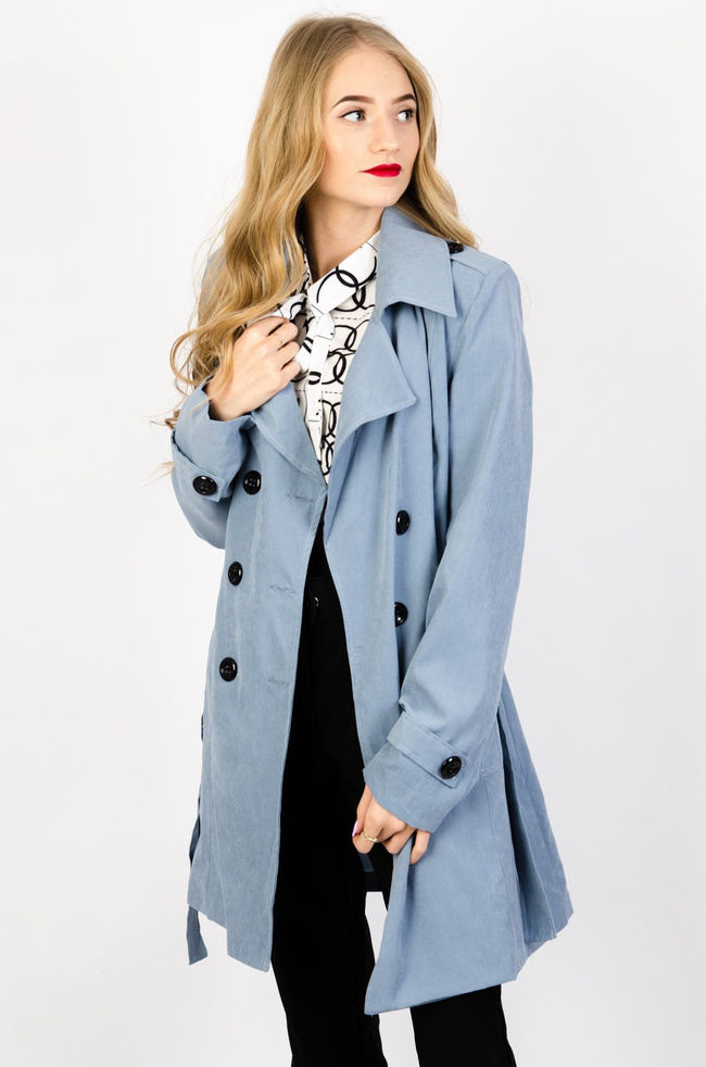 Niebieski płaszcz typu trencz