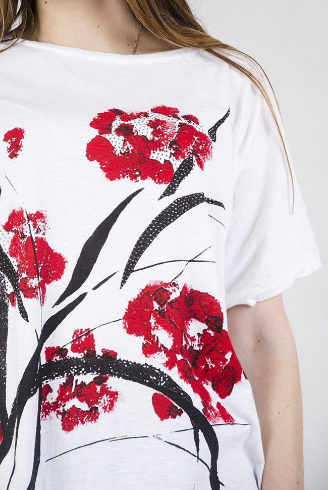 Biała, asymetryczna bluzka z czerwonymi akcentami