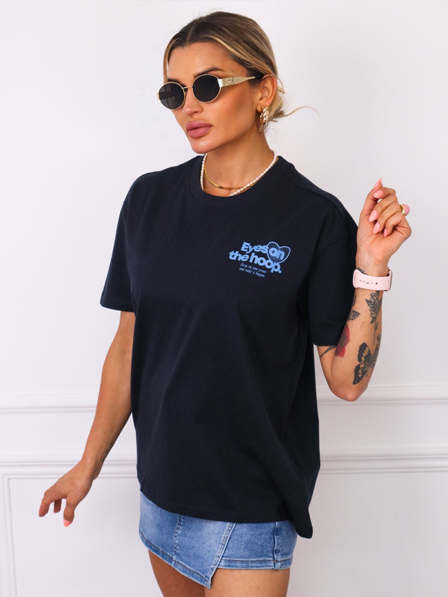 T-SHIRT Z NIEBIESKIM NAPISEM I APLIKACJĄ NA PLECACH- GRANATOWY