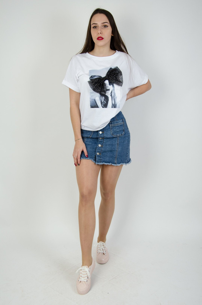 Biała bluzka z motywem kobiety oraz kokardą