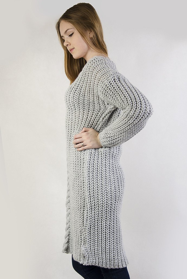 Długi szary sweter w serek, z rozcięciem na dole
