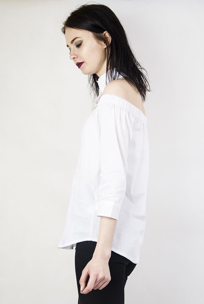 Biała koszula z kołnierzykiem przy szyi