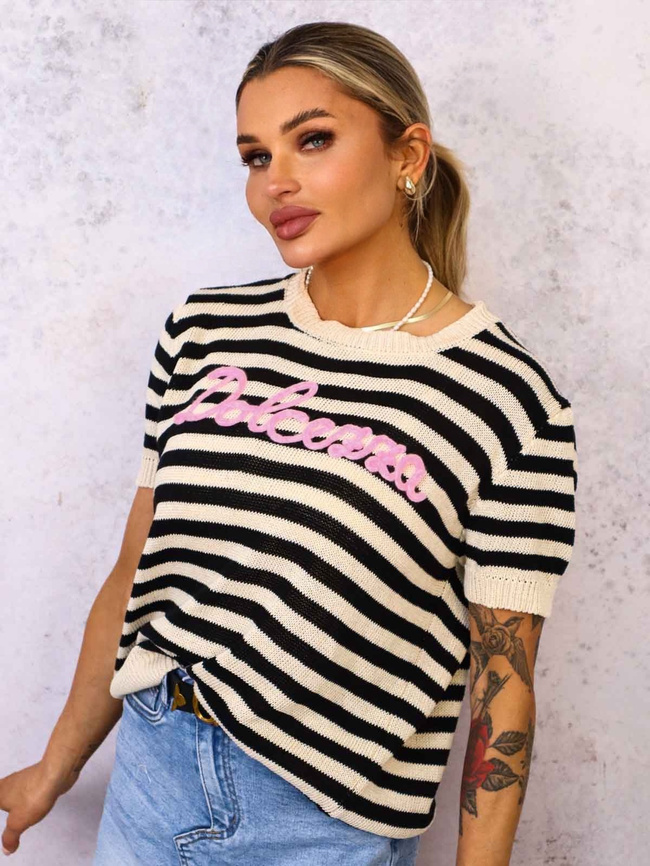 SWETER W PASKI Z KRÓTKIM RĘKAWEM I OZDOBNYM NAPISEM- CZARNY