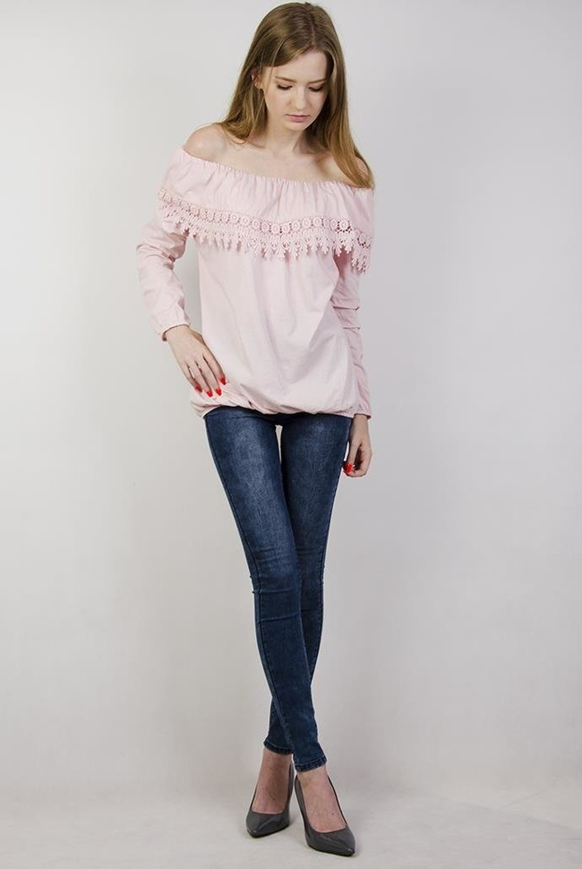Jasnoróżowa bluzka z hiszpańskim dekoltem i zdobieniami