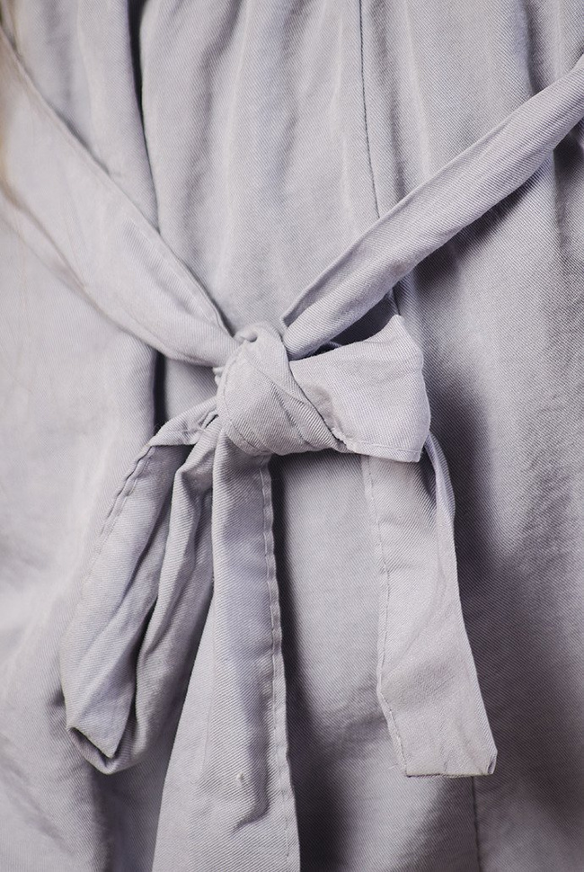 Szare szorty z wiązaniem w pasie i gumką