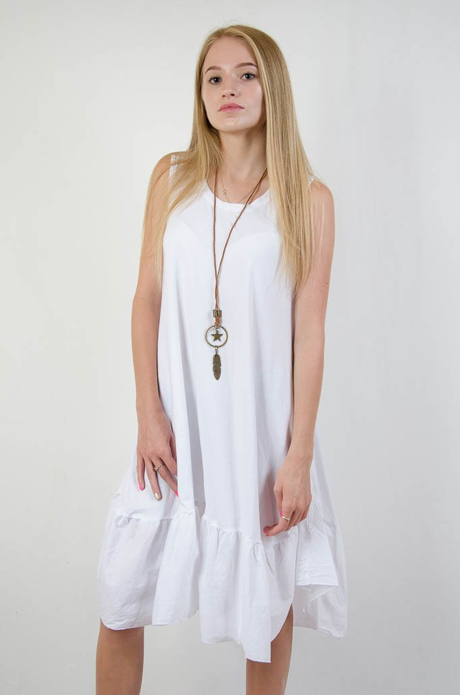 BIAŁA ROZKLOSZOWANA SUKIENKA Z WISIORKIEM