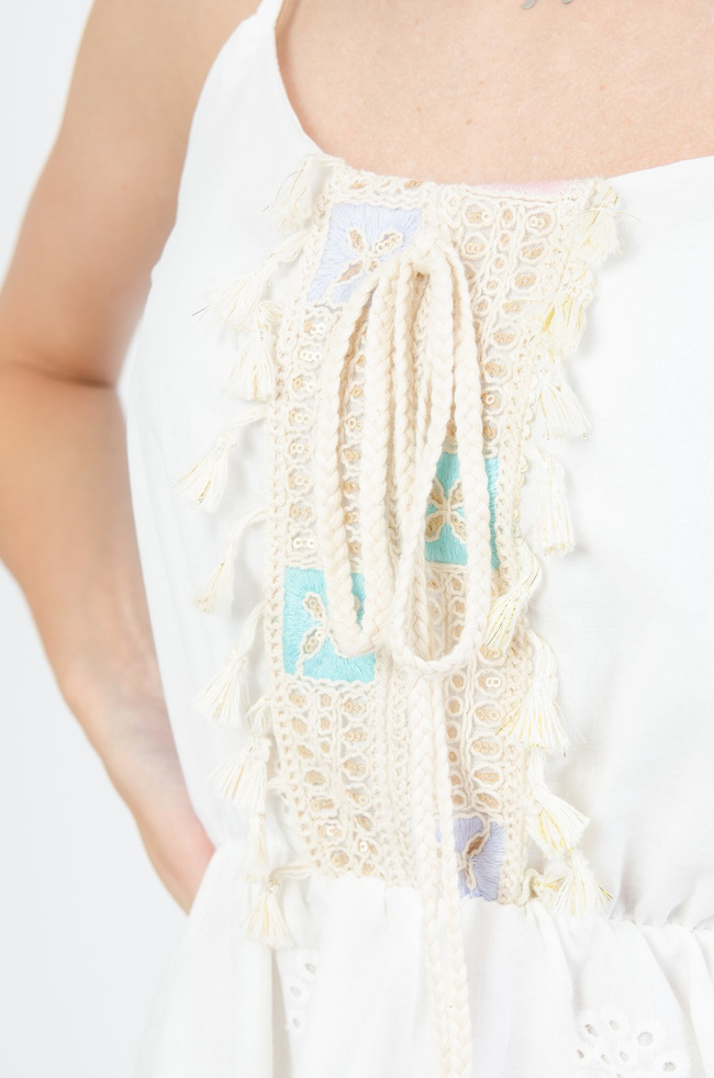 Biała ażurowa sukienka z ozdobnym dekoltem