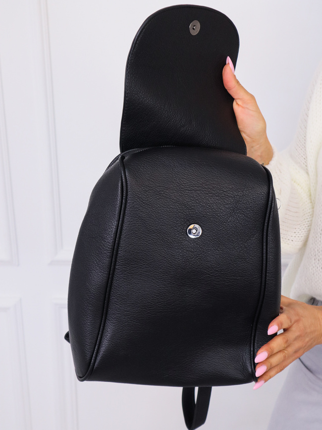 PLECAK Z IMITACJI SKÓRY- CZARNY