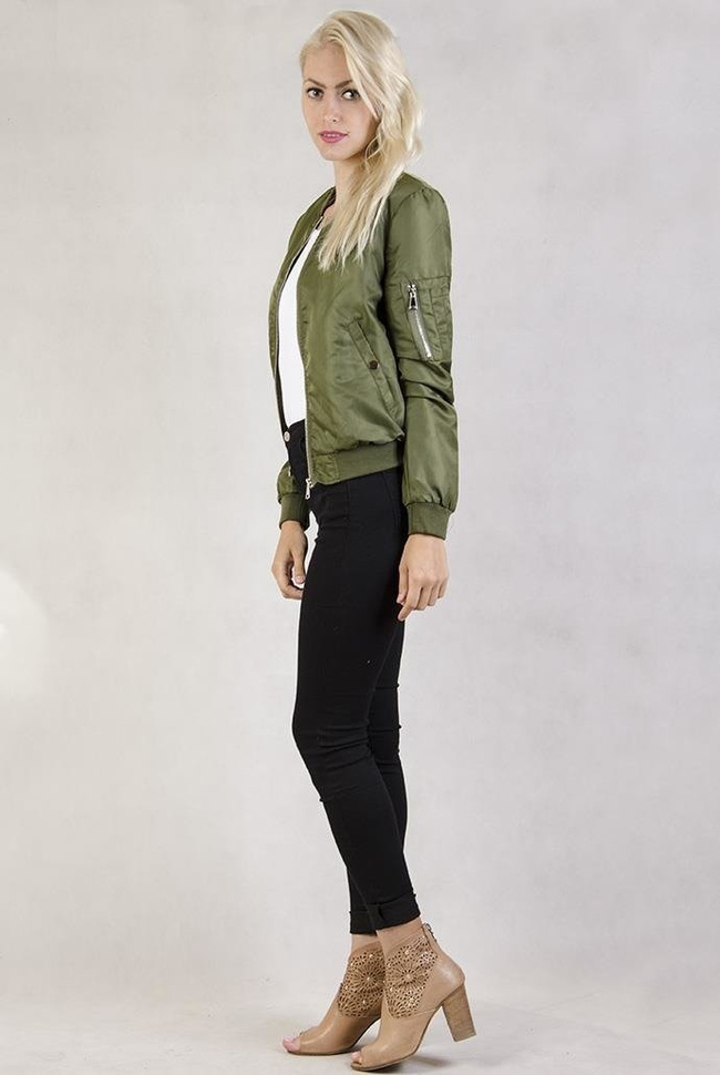 Zielona kurtka typu flek ze ściągaczem na dole