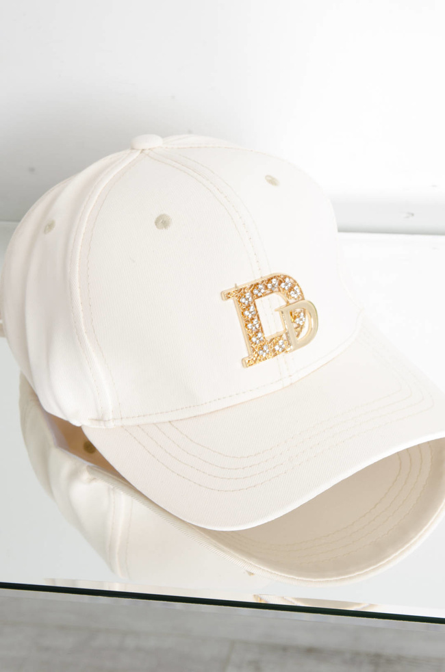 CZAPKA Z DASZKIEM Z OZDOBNYM ZNACZKIEM - BEŻOWA