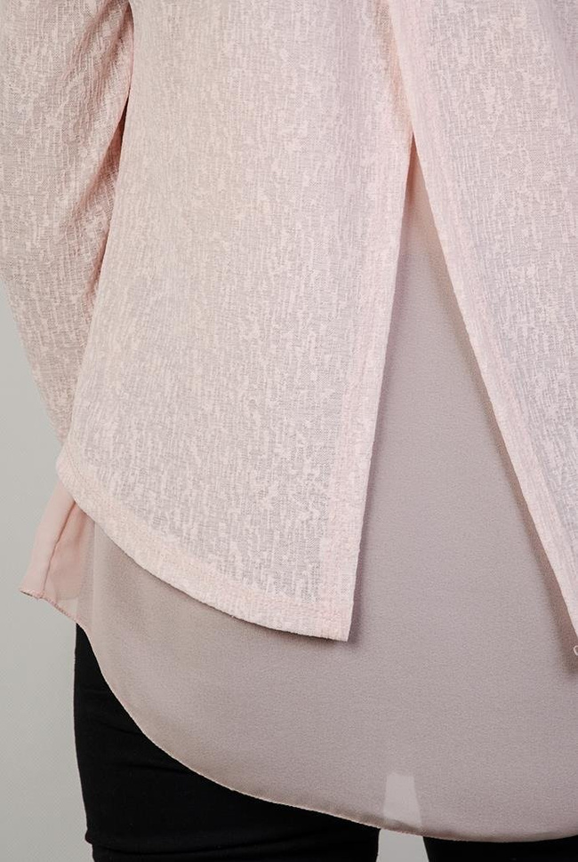 Jasnoróżowa bluzka z wisiorkiem kłódką