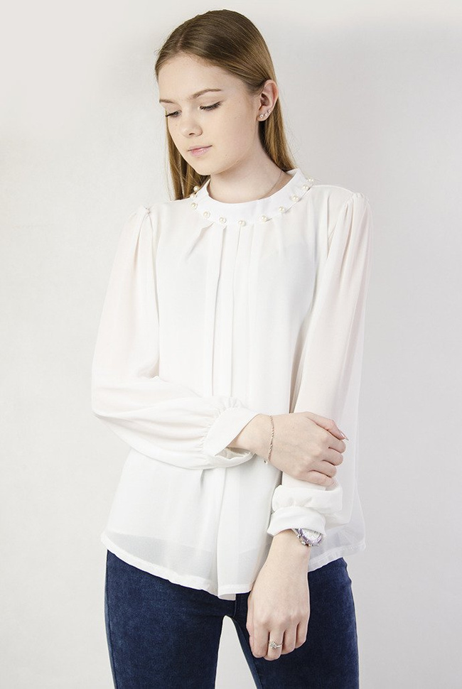 Biała bluzka z koralikami przy dekolcie