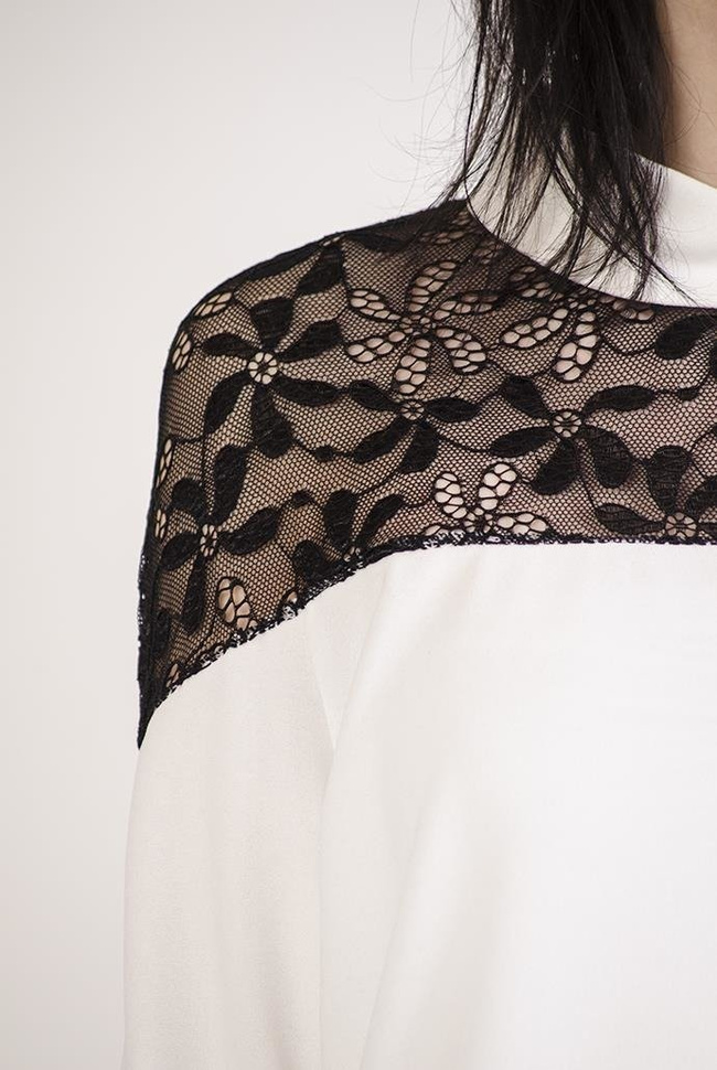 Biała bluzka z koronkową wstawką i kokardą