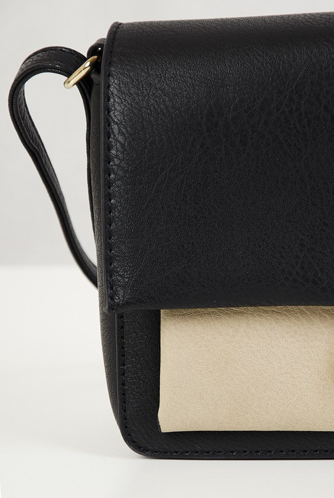 Mała czarno beżowa torebka ze złotą sprzączką