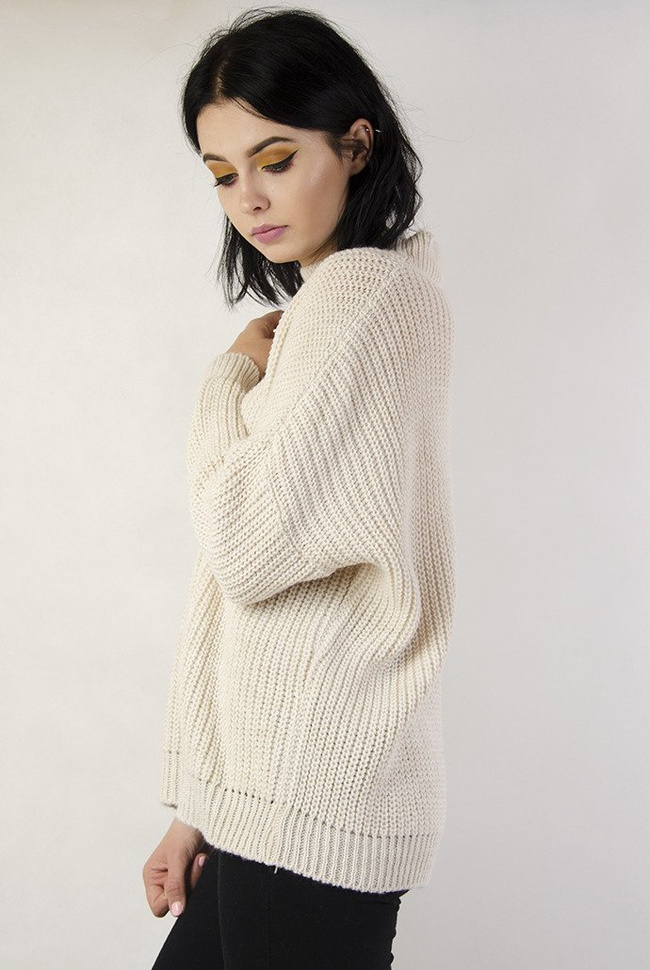 Beżowy sweter ze stójką