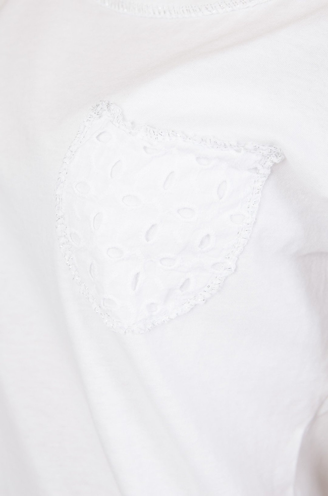 Biała bluzka obszyta srebrną nicią i ażurową kieszonką
