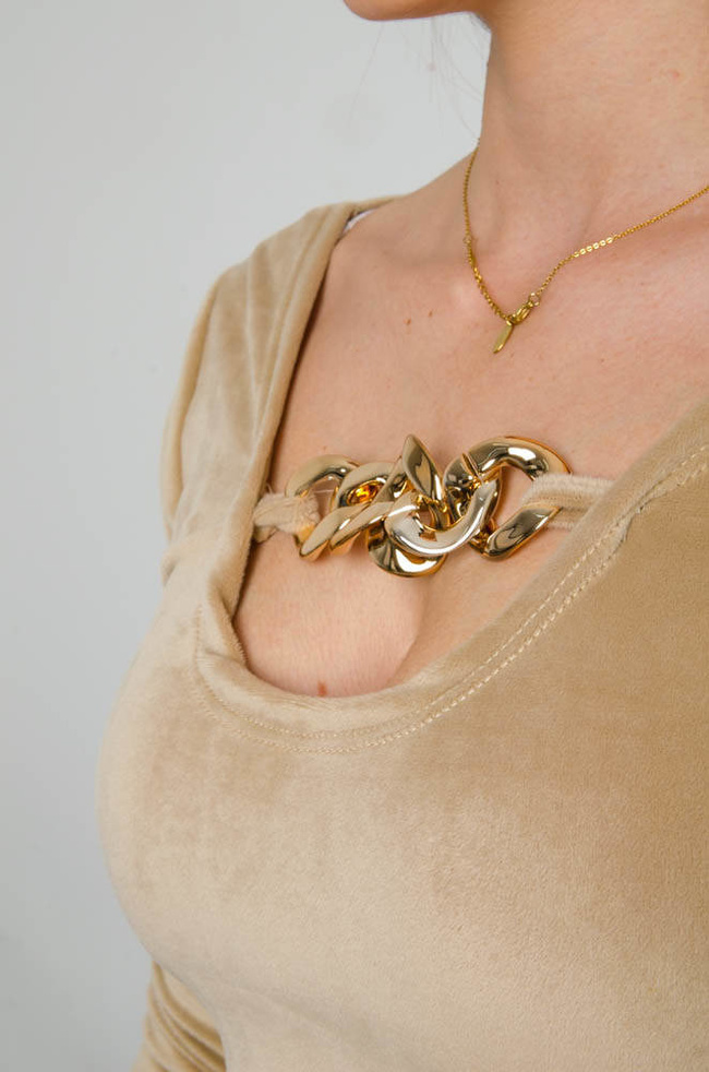 BEŻOWE WELUROWE BODY Z ŁAŃCUSZKIEM 