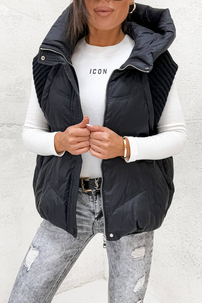 KAMIZELKA PIKOWANA Z KAPTUREM I SWETERKOWYMI WSTAWKAMI- CZARNA