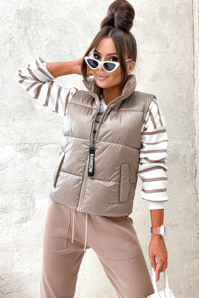 KAMIZELKA PIKOWANA Z KIESZENIAMI Z OZDOBNĄ WSTĄŻKĄ- BRĄZOWA