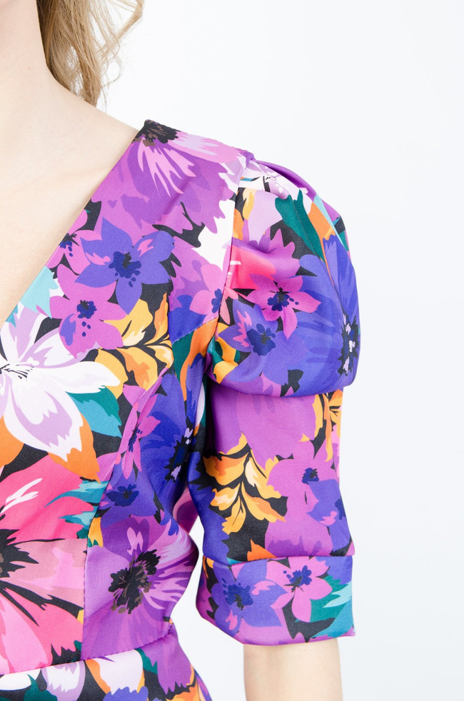 FIOLETOWA PRZYLEGAJĄCA SUKIENKA Z WYCIĘCIEM NA PLECACH