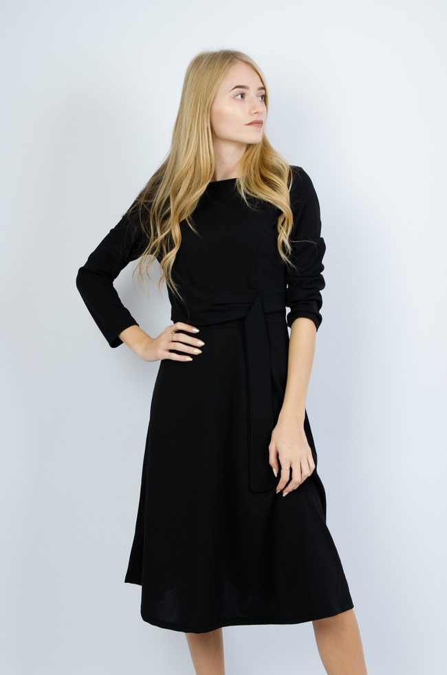 Czarna rozkloszowana sukienka przekładana w pasie