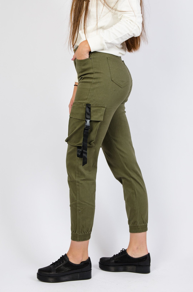 Zielone bojówki z paskami po bokach