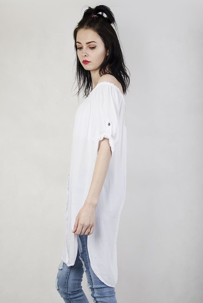 Biała przedłużana bluzka zapinana na guziki, z gumką w dekolcie