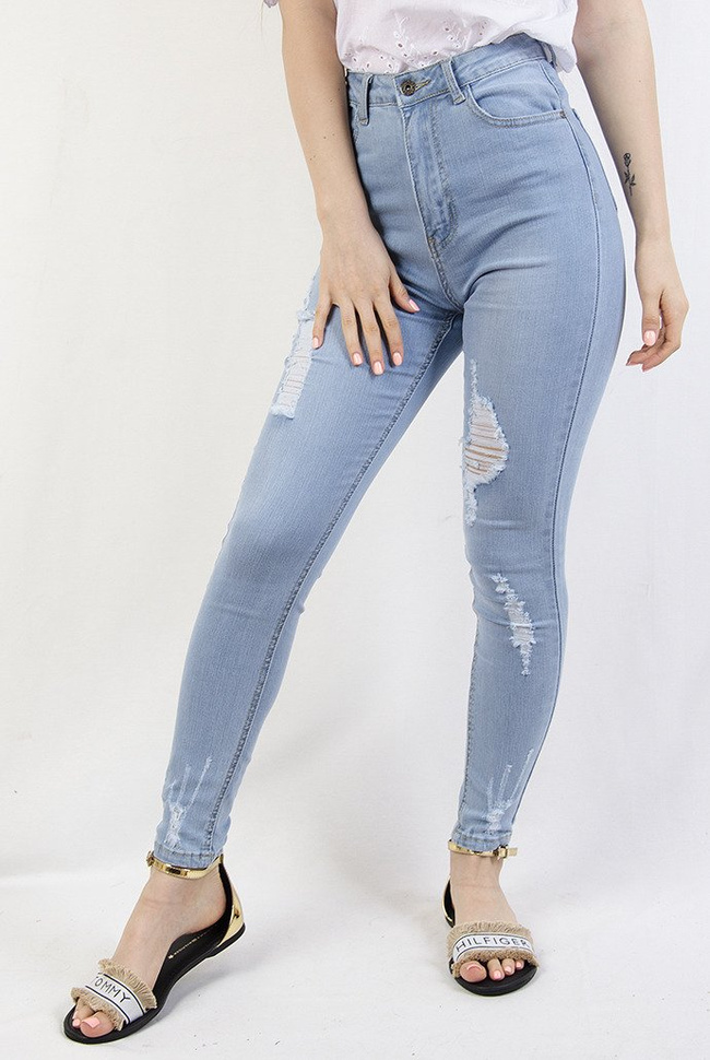 Jasne spodnie jeansowe z dużymi przetarciami