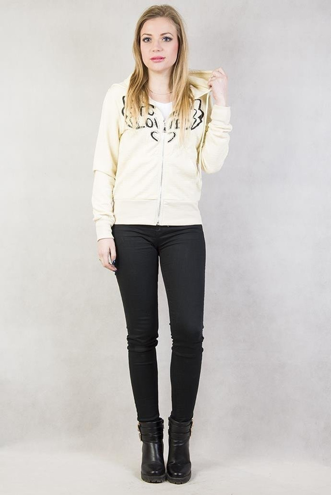 Beżowa bluza z napisem "Fated to be loved"