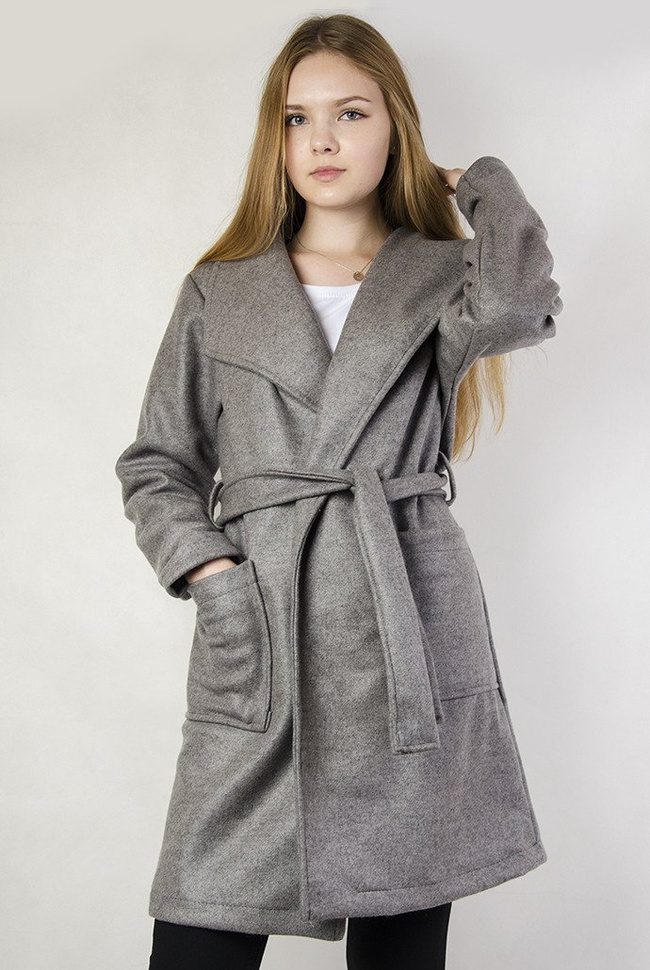 Szary płaszcz wiązany w pasie