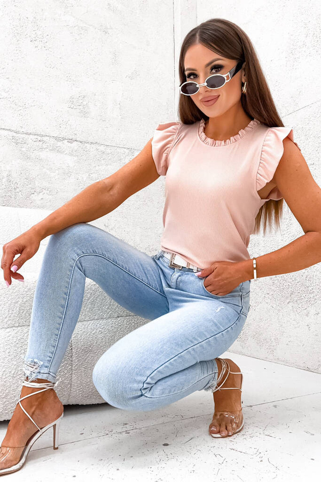 BLUZKA PRĄŻKOWANA Z FALBANAMI NA RAMIONACH- JASNO RÓŻOWA 