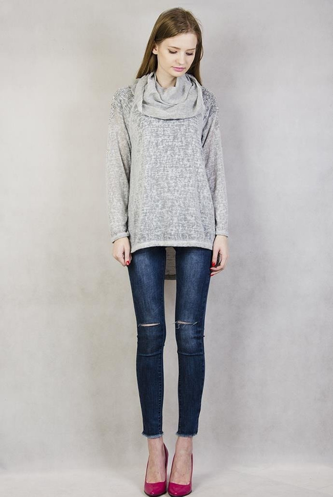 Jasnoszara bluzka z szalem i serduszkiem na ramieniu