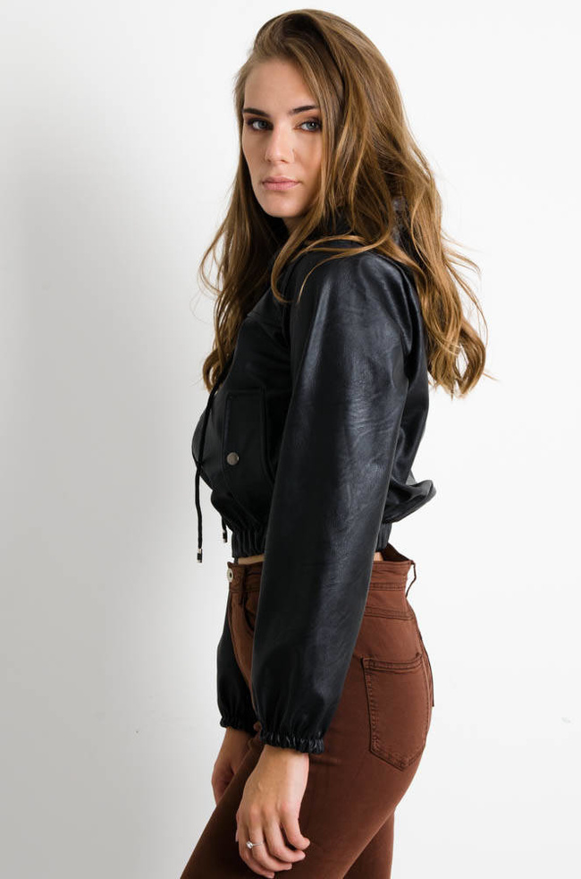 KURTKA BOMBERKA Z KAPTUREM Z IMITACJI SKÓRY