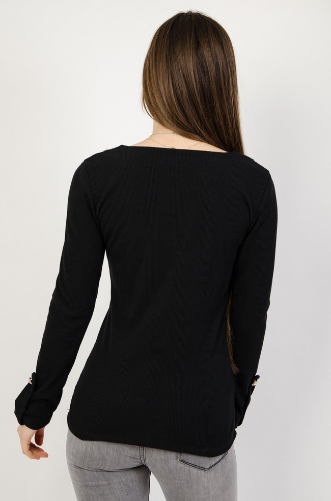 Czarna prążkowana bluzka z guzikami przy dekolcie