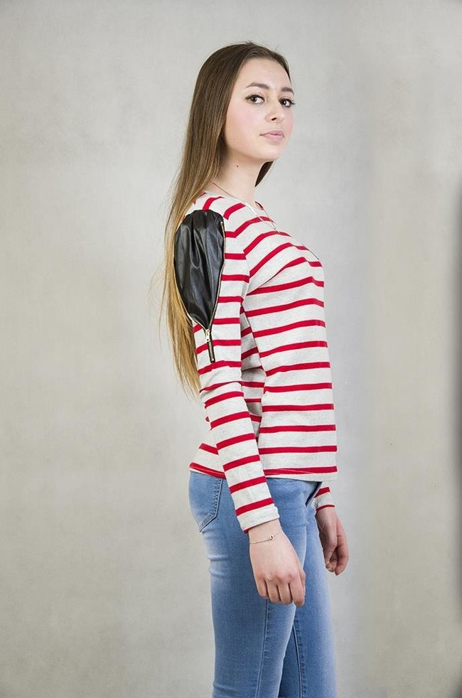 Beżowo-czerwona bluzka w paski z czarnym serduszkiem w cekiny