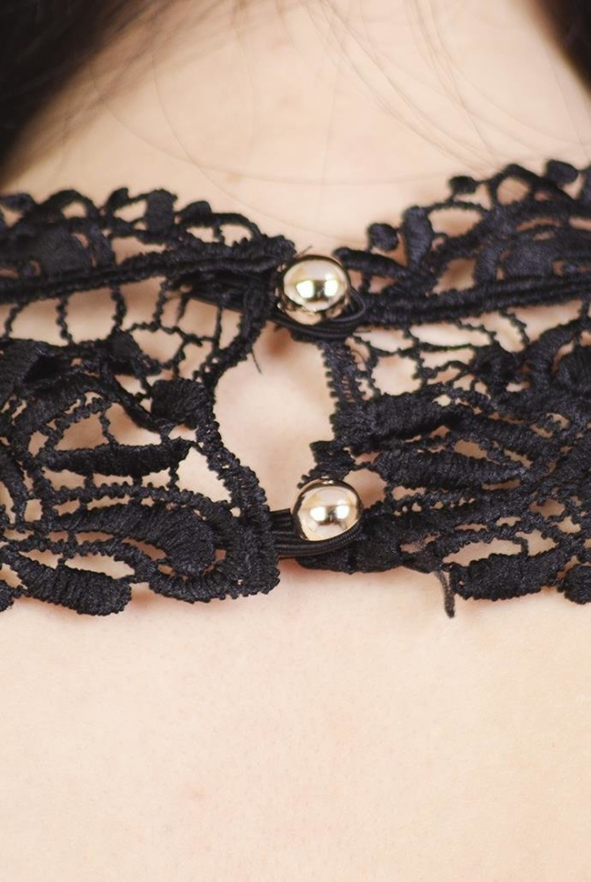 Biała bluzka z czarnym ażurowym zdobieniem