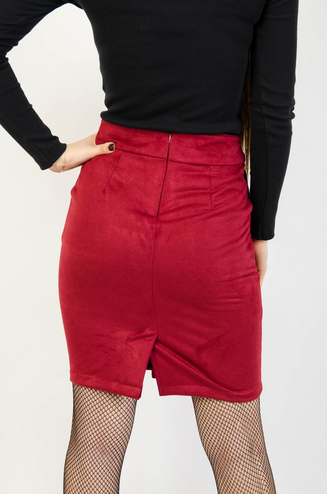 Bordowa zamszowa ołówkowa spódnica z paskiem oraz zamkiem z tyłu.