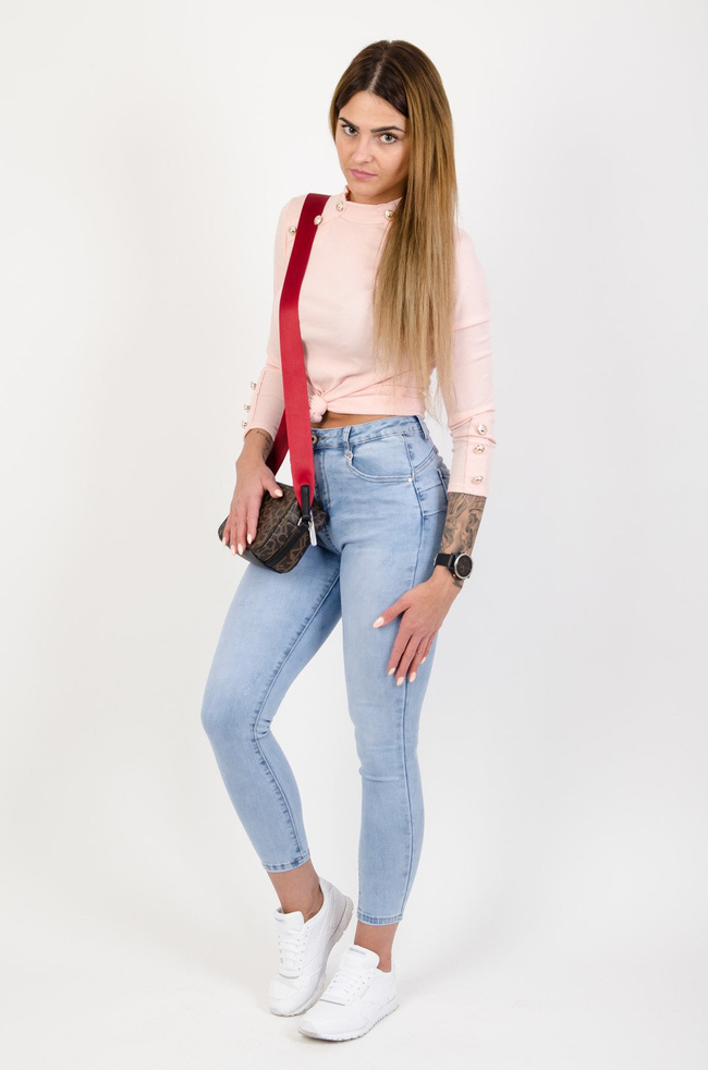 Jasne spodnie jeansowe push up z delikatnymi przetarciami