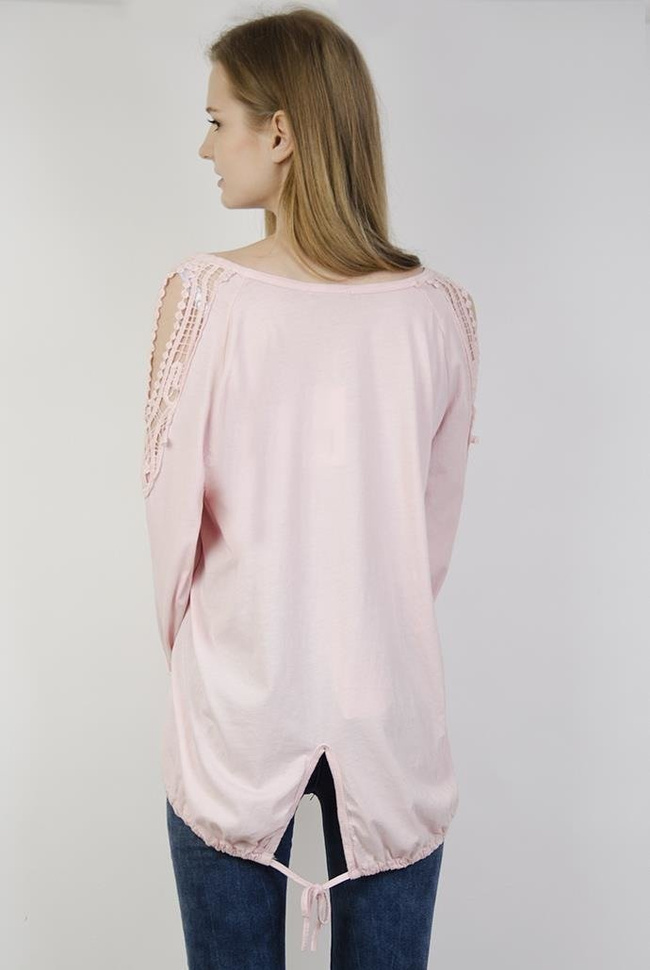 Jasnoróżowa bluzka z wycięciami i ażurowymi wstawkami