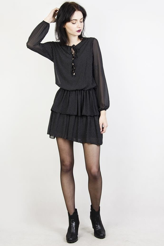 Czarna sukienka w białe kropki z wiązaniem w pasie