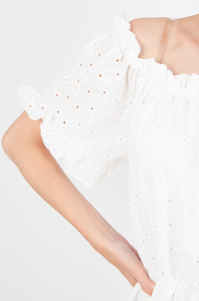 Ażurowa sukienka z hiszpańskim dekoltem 