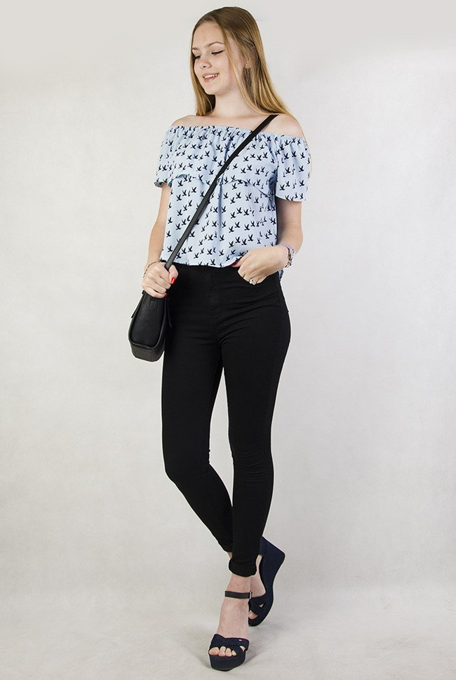 Niebieska bluzka hiszpanka w jaskółki