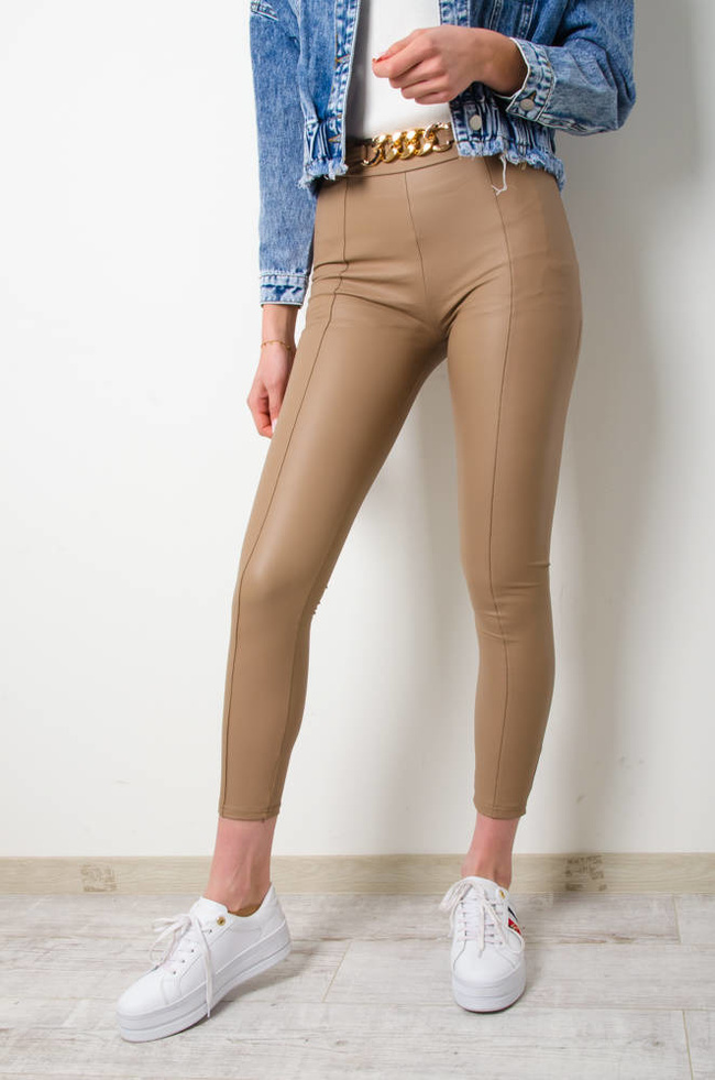 BEŻOWE LEGGINSY Z PRZESZYCIAMI I OZDOBNYM ŁAŃCUCHEM