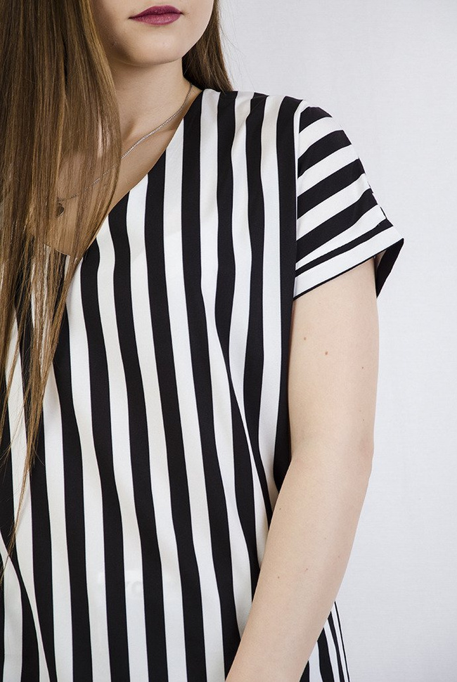 Bluzka z dekoltem w serek, w pionowe paski