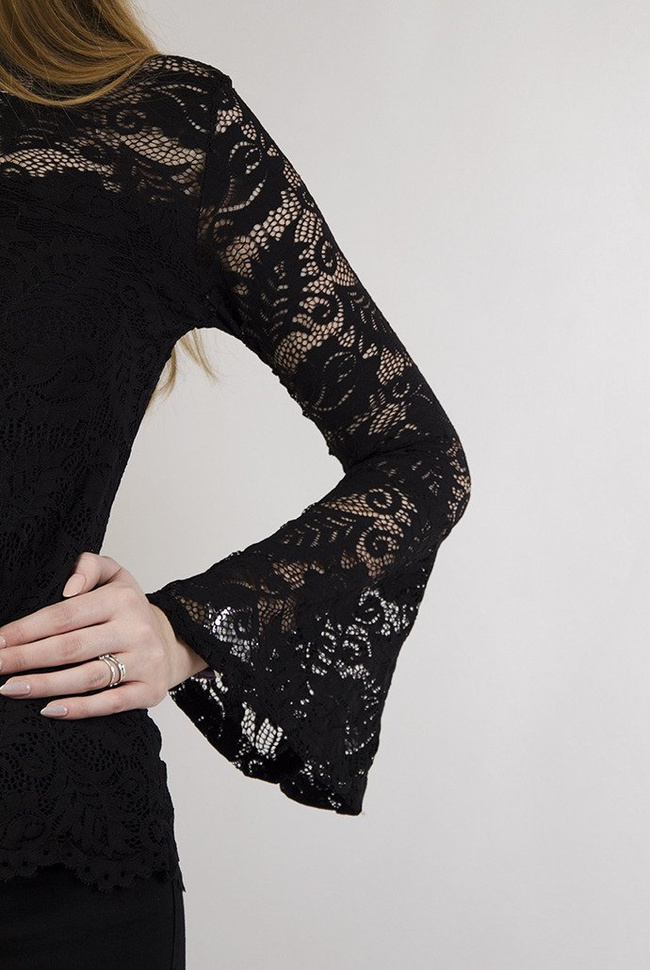 Czarna koronkowa bluzka z rozszerzanymi rękawami