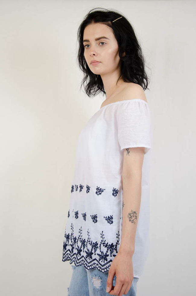 Biała bluzka hiszpanka z haftowaniem