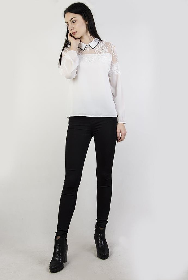 Biała koszula ze zdobionym kołnierzykiem