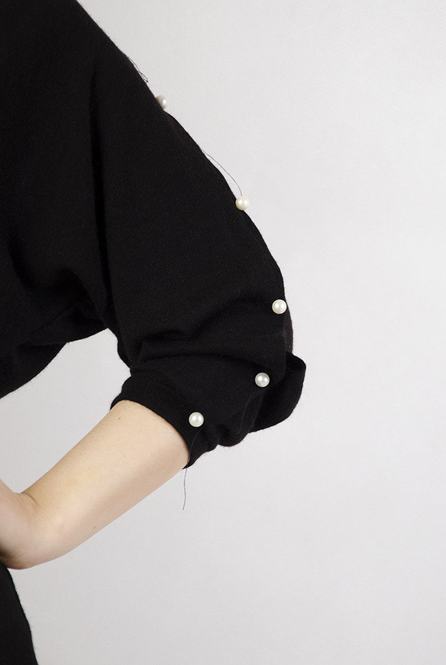 Czarna bluzka z perełkami na rękawach